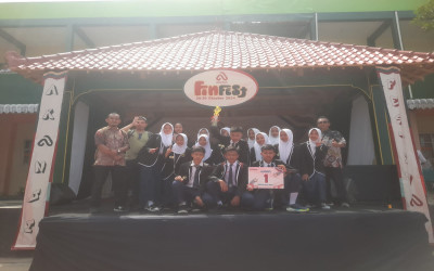 SMP N 1 Jenawi menjadi Juara I lomba Cerdas Cermat FinFest antar SMP/MTs di SMK N Jenawi